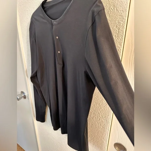 LuluLemon Men's Black Long Sleeve Shirt - Picture 3 of 14